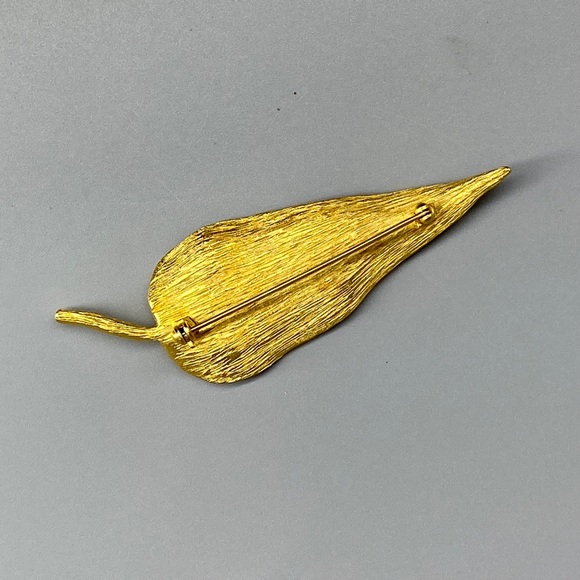 Vintage Brushed Gold Leaf Brooch - Picture 9 of 14